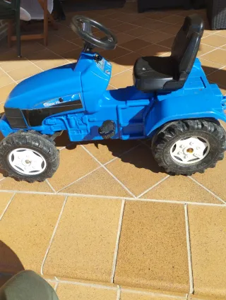 Trattore a pedali per bambini New Holland blu