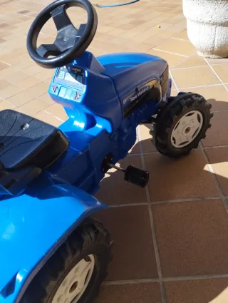 Trattore a pedali per bambini New Holland blu