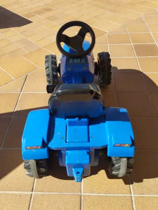 Trattore a pedali per bambini New Holland blu