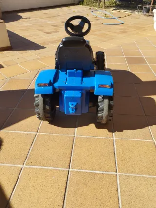 Trattore a pedali per bambini New Holland blu
