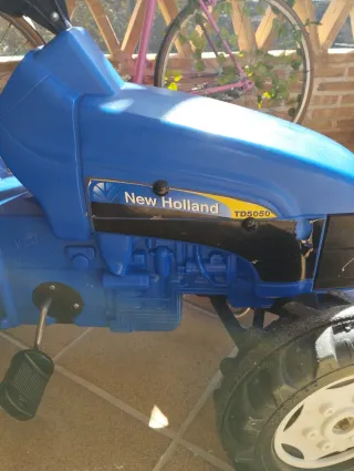 Trattore a pedali per bambini New Holland blu