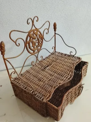 Estante forja y mimbre rústico