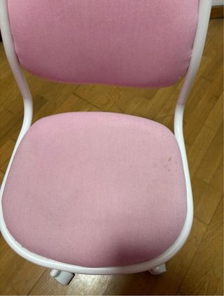 escritorio, con silla y estantería.