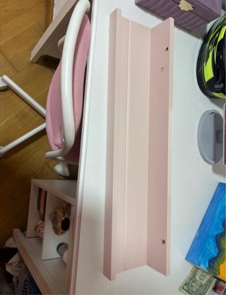 escritorio, con silla y estantería.