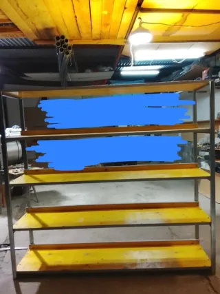 Estantería metálica y madera
