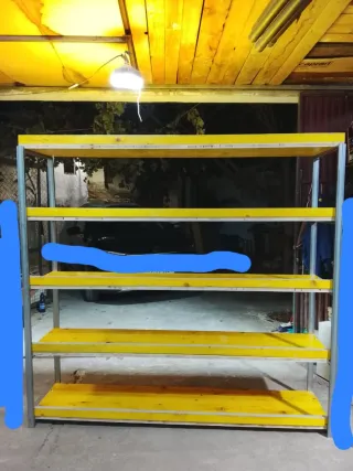 Estantería metálica y madera