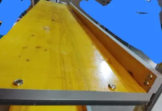 Estantería metálica y madera