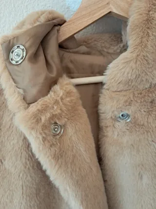 Abrigo pelo sintético beige talla 44/46