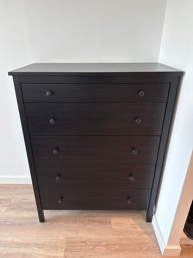 Cómoda de madera oscura