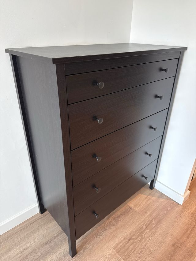 Cómoda de madera oscura