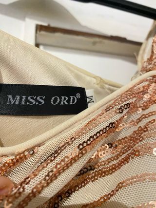 Vestido de fiesta dorado con lentejuelas