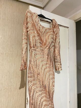 Vestido de fiesta dorado con lentejuelas