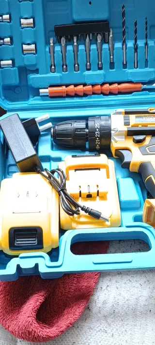 Taladro Atornillador con Accesorios