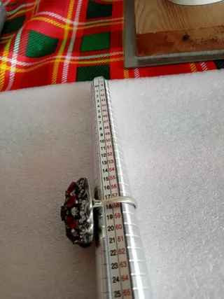 Anello vintage con pietre rosse e argento