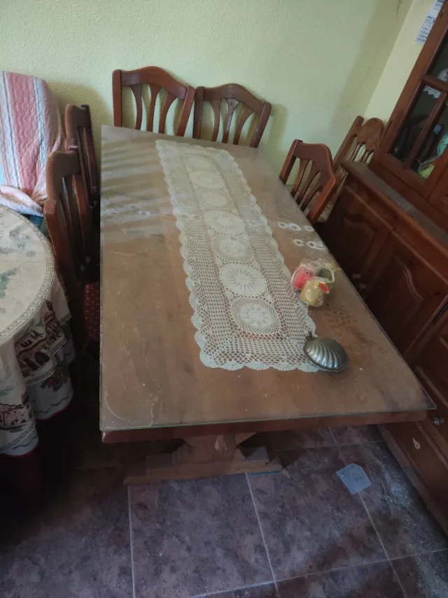 Mesa de madera con 6 sillas