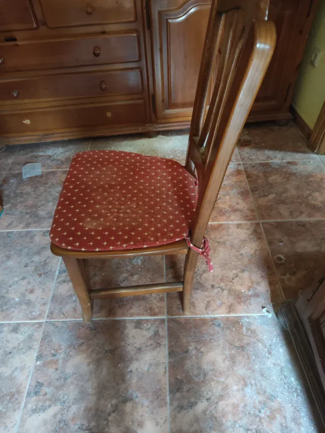 Mesa de madera con 6 sillas