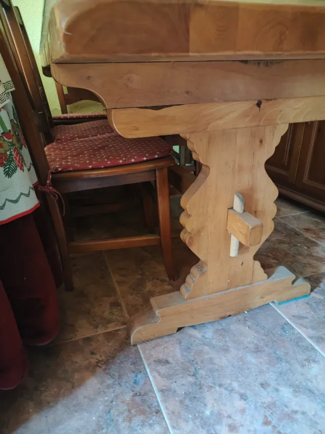 Mesa de madera con 6 sillas