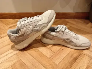 Zapatillas Reebok grises y blancas