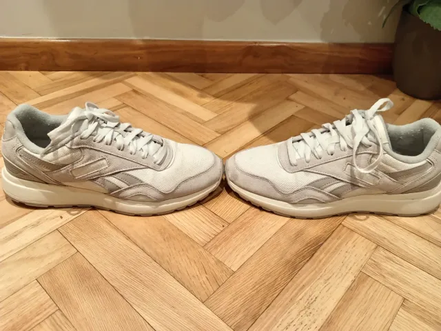 Zapatillas Reebok grises y blancas
