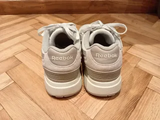 Zapatillas Reebok grises y blancas