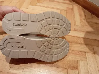 Zapatillas Reebok grises y blancas