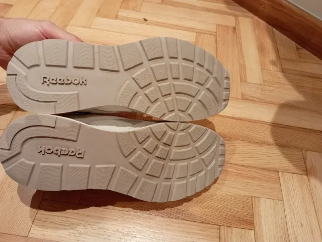 Zapatillas Reebok grises y blancas