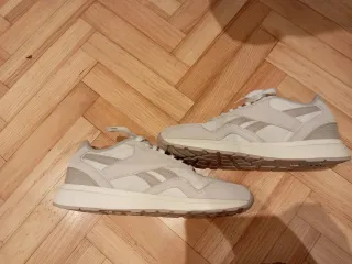 Zapatillas Reebok grises y blancas