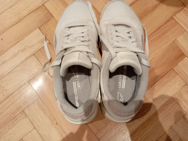 Zapatillas Reebok grises y blancas