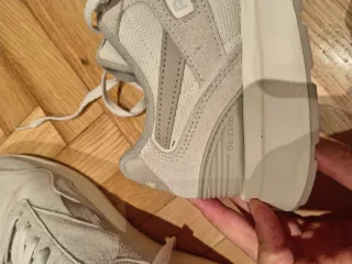 Zapatillas Reebok grises y blancas