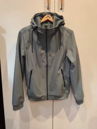 Chaqueta verde con capucha para hombre