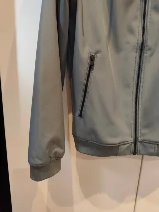 Chaqueta verde con capucha para hombre