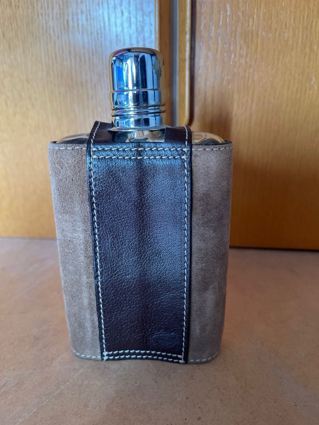 Petaca de cristal y ante