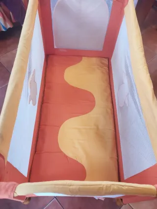 Cuna de viaje y colchón