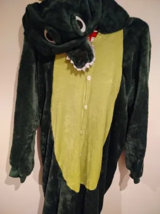 Pijama de dragón verde y amarillo