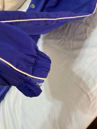 Pantalones deportivos Lacoste.