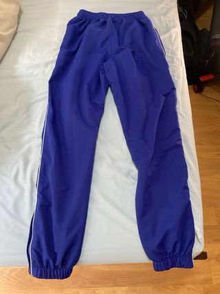 Pantalones deportivos Lacoste.