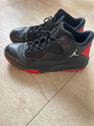 Zapatillas Nike Jordan Negras y Rojas