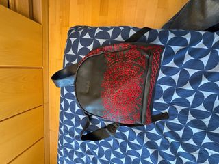 Mochila Desigual negra y roja bordada