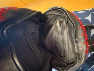 Mochila Desigual negra y roja bordada