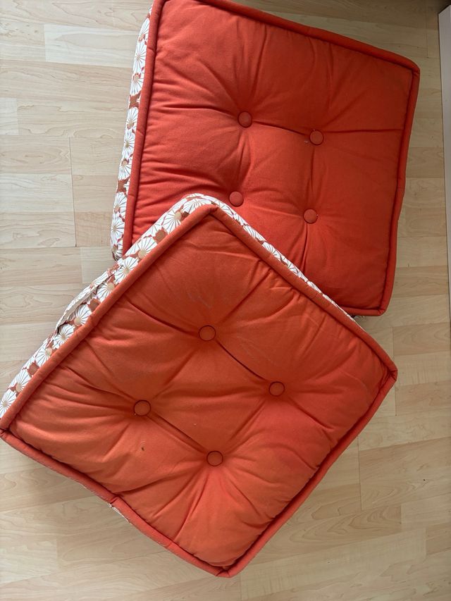 Cojines de suelo naranjas IKEA