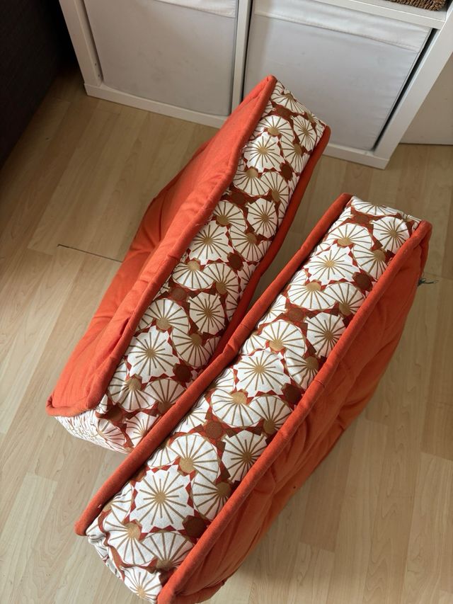 Cojines de suelo naranjas IKEA