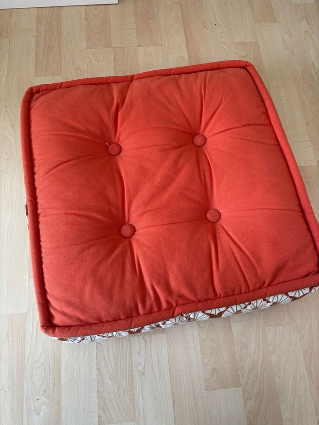 Cojines de suelo naranjas IKEA