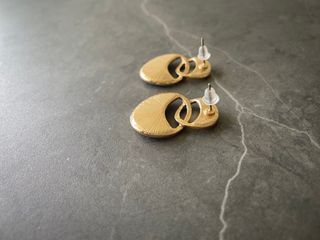 Pendientes esmaltados azul. Regalo igual en marrón