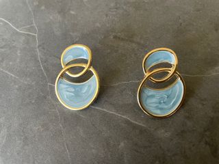 Pendientes esmaltados azul. Regalo igual en marrón