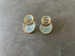 Pendientes esmaltados azul. Regalo igual en marrón