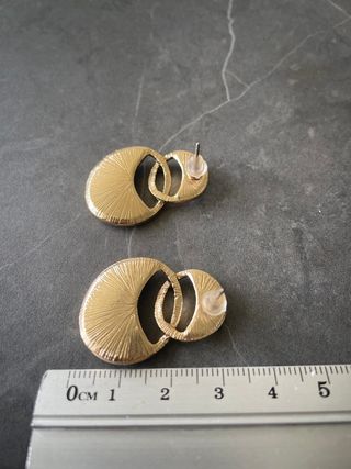 Pendientes esmaltados azul. Regalo igual en marrón