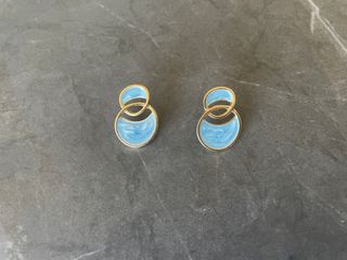Pendientes esmaltados azul. Regalo igual en marrón
