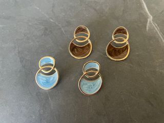 Pendientes esmaltados azul. Regalo igual en marrón