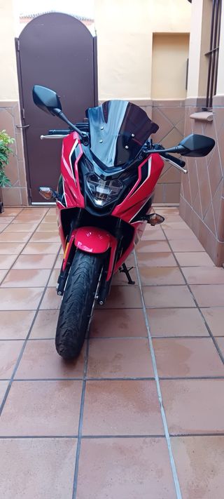 Moto Honda CBR 650F Roja