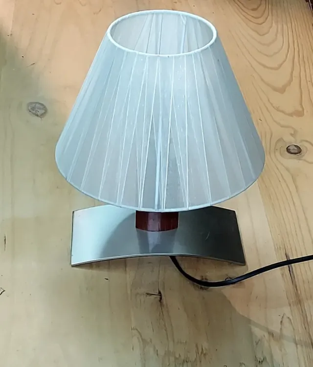 Lâmpada de design em madeira e metal